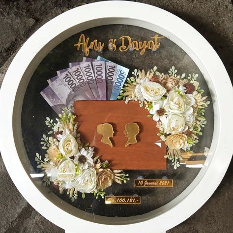 Mahar Akrilik, Kotak Mahar, Mahar Rustic, Cake Designs For Girl, Hantaran Pernikahan, Wedding Car Decorations, Creative Money Gifts, Wedding Prep, Acrylic Frames