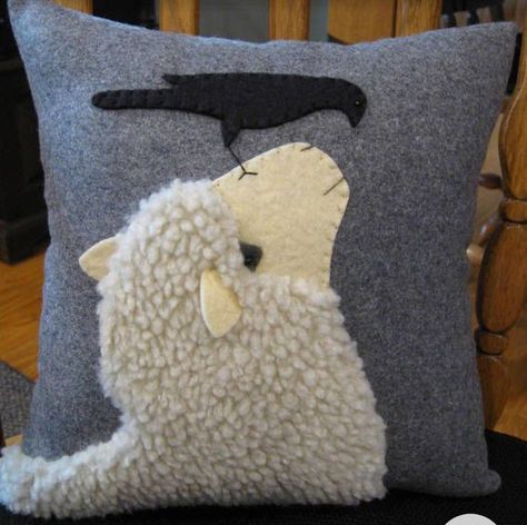 Applique Sheep, Sheep Pillow, Tovad Ull, Applique Cushions, Sheep Crafts, Looking At Each Other, Wool Felt Projects, Applique Pillows, Tea Cozies