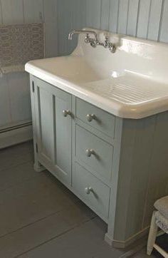 Makeover Kamar Mandi, Bathroom Vanity Remodel, Drainboard Sink, Farmhouse Bathroom Vanity, Small Kitchens, Farmhouse Sink Kitchen, Bad Design, Laundry Mud Room, Bathroom Redo