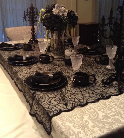 Halloween Table Settings, Halloween Tablescape, Hallowen Ideas, Dark Christmas, Elegant Halloween, Gothic Halloween, Theme Halloween, Halloween Table, Gothic Wedding