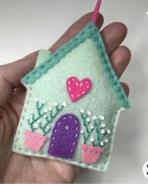 Flowers In Pots, Felt Keyring, Felt House, Felt Crafts Patterns, Felt Crafts Christmas, Felt Ornament, Heart Motif, Felt Embroidery, Pola Sulam