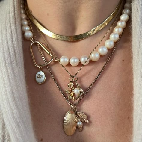 Pearl Necklace Stack, Maximalist Necklace, Layered Necklaces Outfit, Gold Necklace Stack, Necklace Stacks, October Jewelry, Carabiner Necklace, Pearl Gold Necklace, Dope Jewelry Accessories