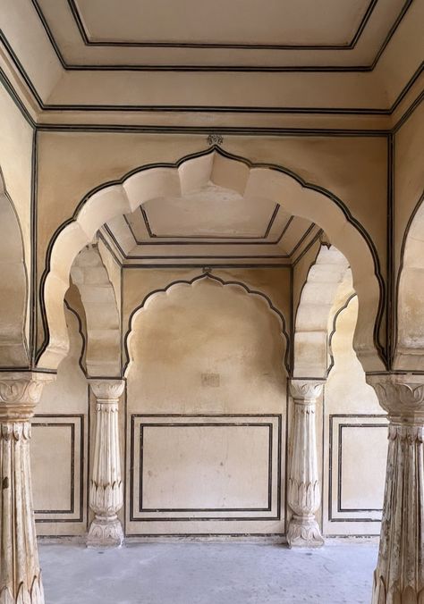 Classic Ceiling Design, Indian Arch, Archways In Homes, Middle Eastern Decor, Western Interior, Mughal Art Paintings, Classical Interior, Ancient Indian Architecture, Jewelry Store Design