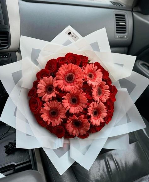 Gerberas Bouquet, Gerbera Bouquet, Floral Designs Arrangements, Ribbon Flowers Bouquet, Birthday Flowers Bouquet, Love Rose Flower, Luxury Flower Bouquets, Fancy Flowers, Strange Flowers