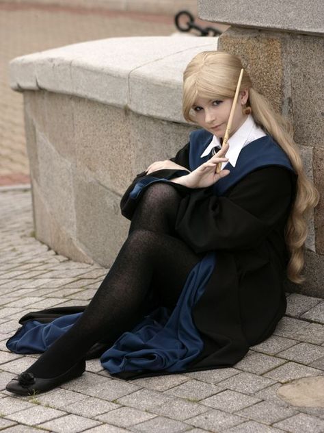 Harry Potter Cosplay Female, Harry Potter Poses, Beatiful Aesthetic, Ravenclaw Costume, Ravenclaw Uniform, Luna Lovegood Harry Potter, Hand Props, Harry Potter Experience, Raven Claw