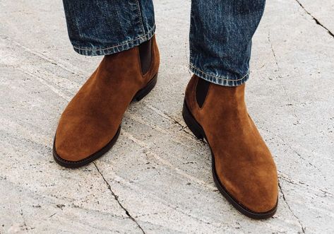 Tan Suede Chelsea Boots, Styling Chelsea Boots, Clarks Desert Boot, Mode Tips, Chelsea Boots Mens, Brown Chelsea Boots, Suede Chelsea Boots, Tan Boots, Desert Boots