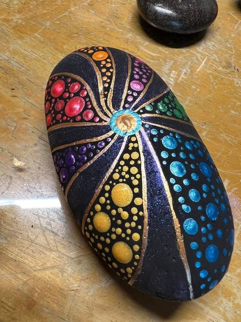 Arte Yoga, Stone Pictures Pebble Art, Mandala Painted Rocks, Diy Rock Art, Mandala Rock Art, Stone Art Painting, Sea Crafts, Painted Rocks Craft, Art Rock