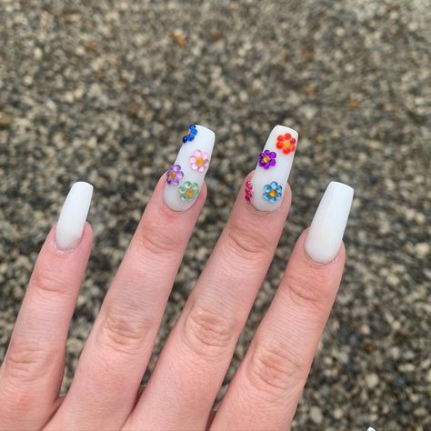 White acrylic nails with flowers Flower Jewel Nails, Jewel Flower Nails, Crystal Flower Nails, 90s Flower Nails, Birthday Nails Flowers, Diamond Flower Nails, Summer Nails With Charms, Flower Gem Nails, Rhinestone Flower Nails