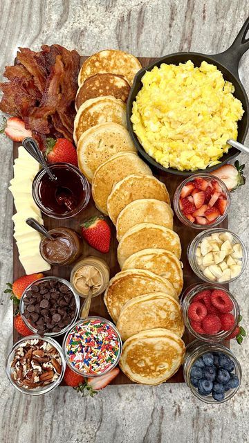 Breakfast Food Wedding, Fun Board Ideas Food, Breakfast Snack Board, Christmas Party Food Breakfast, Christmas Food Ideas For Breakfast, Breakfast Food Party, Sleepover Food Boards, Breakfast Ideas For Friends, Cute Brunch Food Ideas