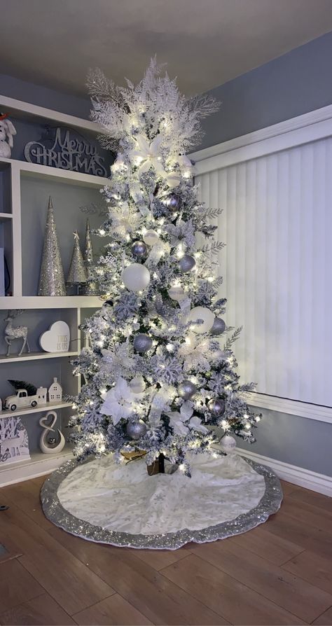 Diy Christmas Decorations Outdoor, Vintage Christmas Tree Ideas, Christmas Tree Ideas Red, Christmas Tree Ideas 2023, Wallpaper Aesthetic Christmas, Grey Christmas Tree, White Xmas Tree, Cortinas Roller, Black Christmas Decorations