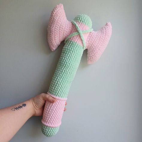 Pastel-colored crochet battle axe made of chenille yarn Crochet Ren Faire Ideas, Pastel Goth Crochet, Ren Faire Crochet, Medieval Crochet, Cosplay Crochet, Diy Crochet Hook, Cottagecore Pastel, Pastel Crochet, Fantasy Battle