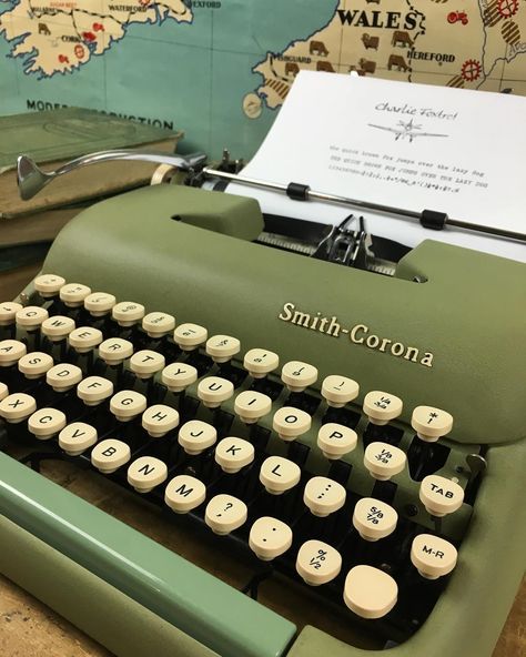 Type Writer Aesthetic Vintage, Vintage Typewriter Aesthetic, Aesthetic Typewriter, Typewriter Aesthetic, Type Writers, Green Typewriter, Vintage Core, Manual Typewriter, Old Typewriter