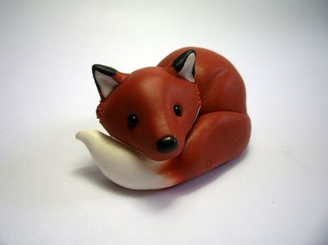 Little Red Fox by Quernus Crafts Clay Fox, Plastic Fou, Fimo Kawaii, Polymer Clay Figures, Sculpey Clay, Polymer Clay Sculptures, Polymer Clay Animals, Clay Figurine, Clay Animals