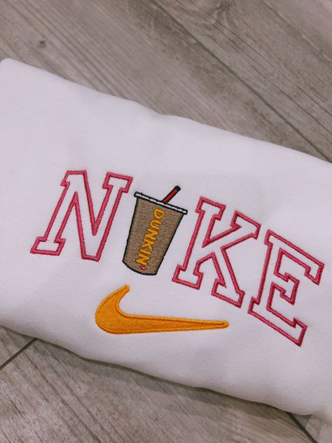 Embroidery Designs Nike, Crewneck Embroidery, Cute Embroidery Designs, Bulldog Sweatshirt, Nike Custom, Custom Crewneck, Vintage Crewneck Sweatshirt, Cute Nike Outfits, Custom Sweaters