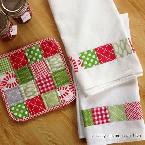 From stockings, to pillows, to ornaments and decorations. More than 25 cute things to sew for Christmas! Hot Pads Tutorial, Quilted Placemats, Christmas Sewing Projects, Crazy Mom, Sew Ins, Trendy Sewing, Costura Diy, Beginner Sewing Projects Easy, Christmas Quilts