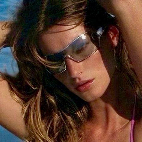 Gisele Bündchen for Dior #uer Vs Supermodels, Sales Aesthetic, Fotos Y2k, 2000s Dior, Dior 2000s, Model Icons, Runway Design, Model Icon, Sunglasses Aesthetic