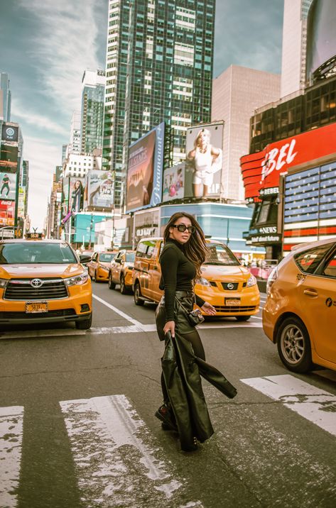 Wall Street Bull Photo Ideas, Nova York City, Times Square Photo Ideas, New York Aesthetic Photos, New York Senior Pictures, Time Square Outfit, Ny Photoshoot Ideas, New York Photoshoot Ideas, New York City Instagram Pictures