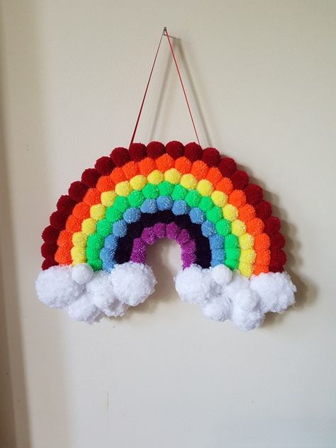 Pom Pom Wall Hanging Diy, Pompom Wall Decor, Wollen Crafts Ideas, Pompon Crafts, Pompom Rainbow, Pom Pom Activities, Pom Pom Wall Art, Pompom Craft, Pom Pom Rainbow