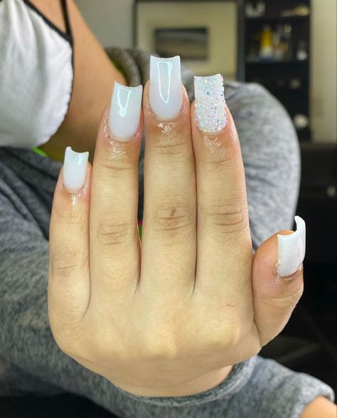 Birthday Nails Short White, Cute Short Acrylic Nails Square Birthday, Baddie Short Acrylic Nails White, White Nails For School, Short White Acrylic Nails With Diamonds, Pink Short Acrylic Nails Designs, Shorties Nails White, White Nails Acrylic Short, White Nails With Designs Short