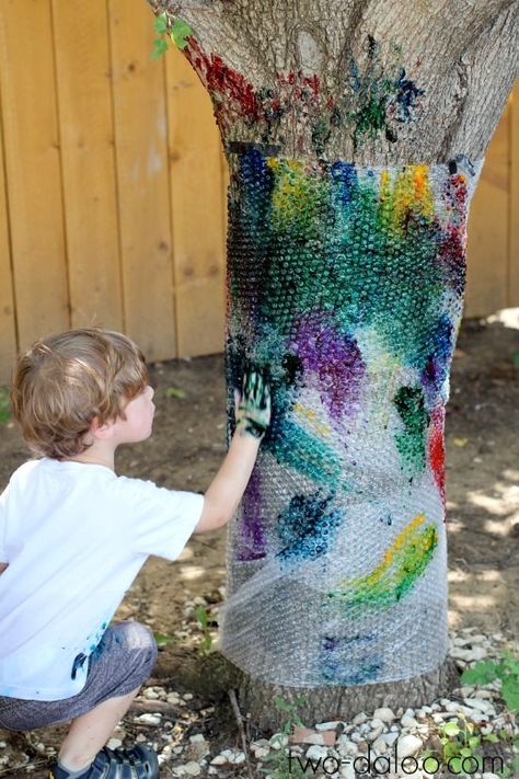 Rainbow Bubbles, Reggio Inspired, Outdoor Crafts, Outdoor Activities For Kids, Big Art, Sensory Activities, Process Art, Preschool Art, Outdoor Art