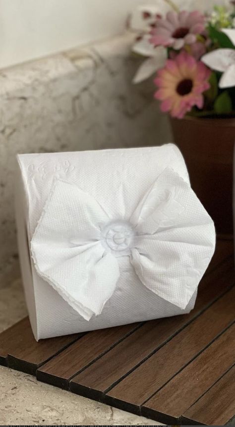 Toilet Paper Bow, Toilet Paper Origami On A Roll, Paper Towel Roll Art, Toilet Paper Origami, Towel Origami, Fancy Towels, Fold Towels, Toilet Paper Art, Toilet Paper Roll Art