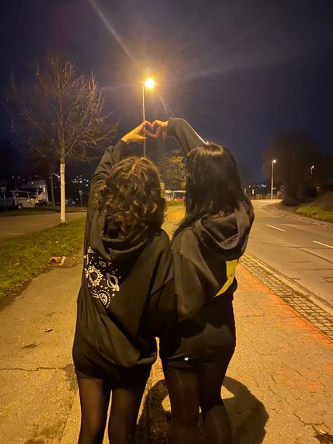 outside at night with ur friend Poses With Ur Best Friend, Aesthetic Night Pics With Friends, Night With Friends Aesthetic, Sleepover Photos, Outside Pictures Night, Nevaeh Core, Night Time Photoshoot Ideas, Bff Night, Outside At Night