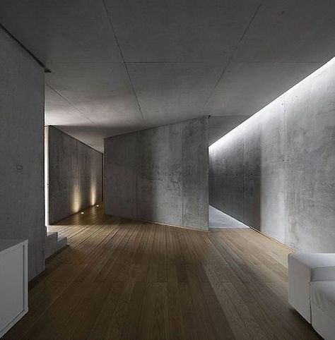 cocrete and wood. Deco Spa, Concrete Interiors, Architectural Lighting Design, Vintage Industrial Lighting, Concrete Architecture, Cove Lighting, Wooden Floors, Concrete House, Empty Room