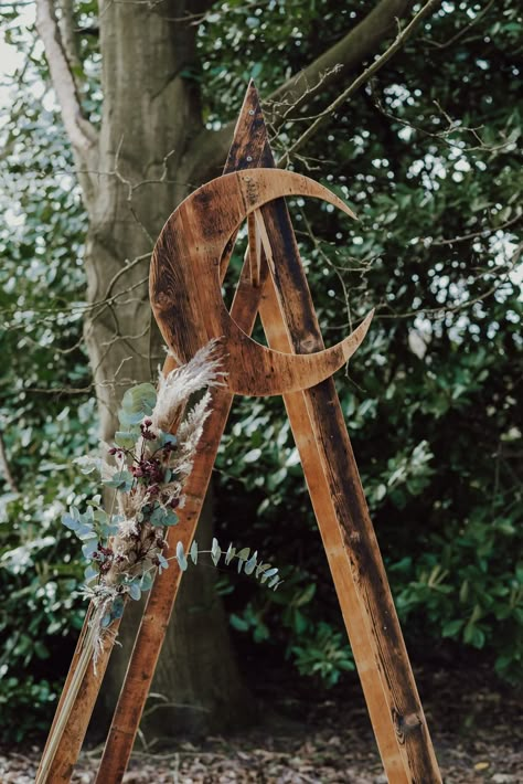 Wedding Arch Celestial, Diy Moon Arch Wedding, Green Witch Wedding Ideas, Crescent Wedding Arch, Crescent Moon Arch, Celestial Wedding Arch, Lunar Gardening, Moon Arch Wedding, Wedding Arch Alternative