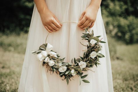 5 Fresh Takes On Bridal Bouquet Shapes - Eastern Floral Weddings Kelsey Pasma Photo Bridal Bouquet Shapes, Bouquet Shapes, Swan Wedding, Wedding Hoop, White And Pink Roses, Bridal Bouquet Fall, Romantic Bouquet, Cascade Bouquet, Floral Hoops