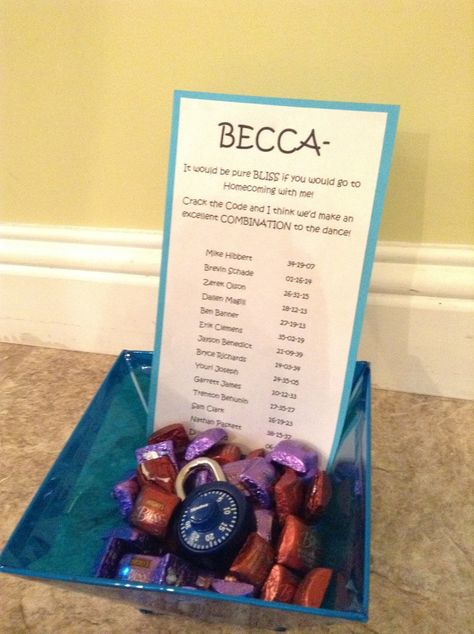 9. Key to My Heart ~ Buy a combination lock. Make a list of possible dates that the person would go to the dance with. Place random combinations next to each one, but place the correct combination next to your name. They have to go through each lock to find out who asked them. "CRACK the CODE and I think we'd make a great COMBINATION to the dance." Leave them a treat so they aren't just stuck with a combination lock. Dance Answers, Cute Promposals, Dance Proposals, School Dance Ideas, Cute Prom Proposals, Asking To Prom, Dance Proposal, Sadie Hawkins, Lilo Und Stitch