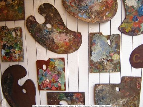 A collection of early 20th century painters' pallets.--- So cool!! 20th Century Painters, Art Studio Space, Painters Palette, Broken China Jewelry, Artist Palette, Favorite Artist, China Jewelry, Broken China, Art Idea