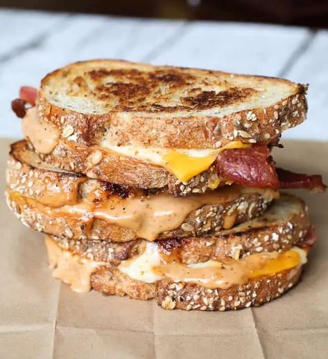 Gourmet Sandwiches Recipes, Cheddar Grilled Cheese, Grill Cheese, Roast Beef Sandwich, Gourmet Grilled Cheese, Classic Grilled Cheese, Cheese Sandwich Recipes, Sandwich Bar, Healthy Wraps