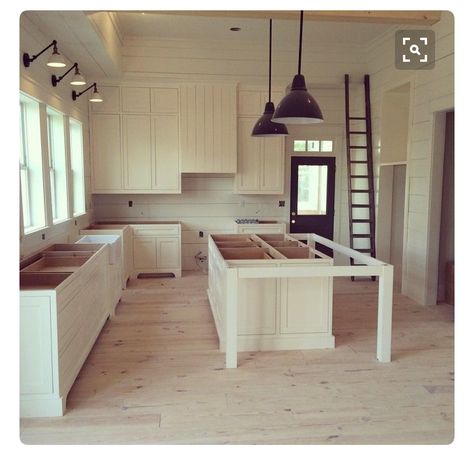 Kitchen With White Cabinets, Cottage Kitchen Cabinets, Shaped Kitchen, Farmhouse Kitchen Island, Kitchen Island Decor, Kitchen Designs Layout, Island Ideas, Trendy Kitchen, Kitchen Redo