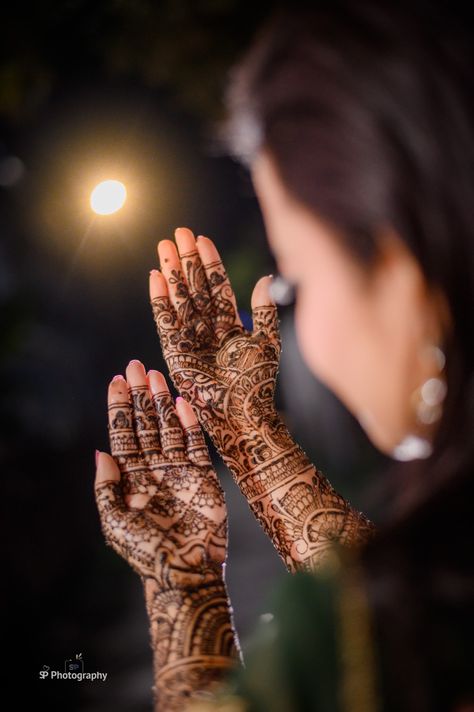 #Mehendi #spphotography Bride Mehandi Potrait, Mehendi Hand Poses, Mahndi Shoot Poses, Mehandi Shoot Ideas, Mehandi Photo Poses, Mendi Pose Bride, Mehndi Pose Bride, Mendhi Photo Shoot, Girl Mehandi Shoot