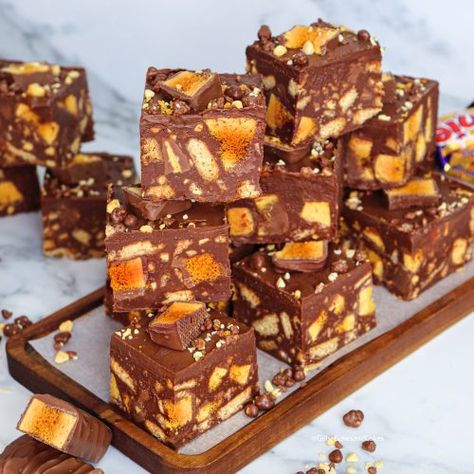 Crunchie Chocolate Biscuit Cake - Gills Bakes and Cakes Crunchie Chocolate, Cookies Easy Recipe, Chocolate Biscuit Cake, Tray Bake Recipes, Cookies Easy, Biscuit Bake, Biscuit Cake, Slices Recipes, Rocky Road