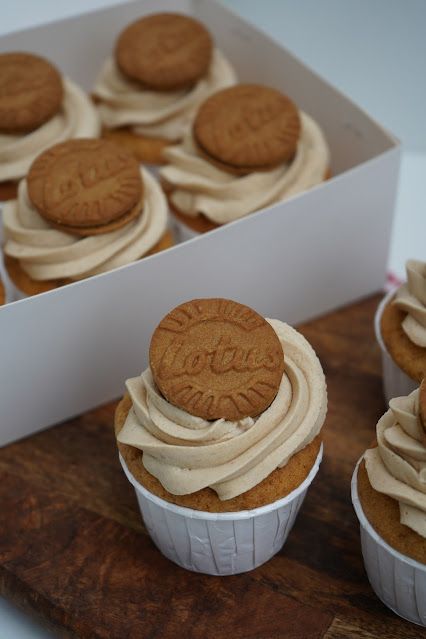 Lotus Biscoff Cupcakes, Biscoff Muffins, Cupcakes Aesthetic, Creme Cupcake, Biscoff Cupcakes, Lotus Cake, Cap Cake, Lotus Biscoff, Mini Muffins