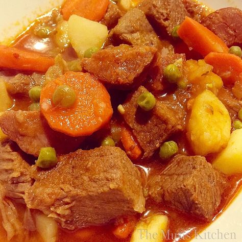 Portuguese Beef Stew, Portuguese Beef Stew Recipe, Portuguese Stew, Portuguese Dinner, Guisada Recipe, Portuguese Foods, Portuguese Dishes, Vegetable Crisps, Carne Guisada