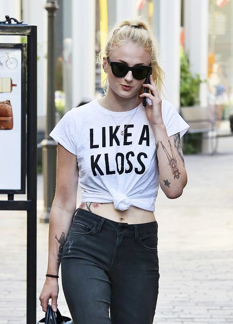 Sophie Turner Tattoo, Season Tattoo, Sofie Turner, Sophia Turner, Jeans West, Simple Casual Outfits, Free Tv, Poster Wallpaper, Casual Outfit Inspiration