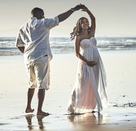 Best Maternity Photoshoot Ideas, Babymoon Pictures The Beach, Sunset Shoot Photo Ideas, Unique Maternity Photoshoot Ideas, Maternity Photo Shoot At The Beach, Pregnant Beach Pictures, Hawaii Maternity Shoot, Maternity Photo Shoot Ideas Beach, Beach Maternity Photos Family