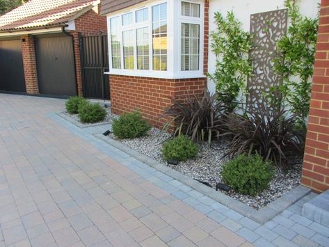 Driveway With Flower Bed, Driveway Planting Ideas Uk, Front Garden Driveway Ideas Uk, Front Garden Border Ideas Uk, Front Drive Ideas, Front Driveway Design, Kerb Appeal Uk Front Gardens, Kerb Appeal Uk, Front Driveway Ideas Uk