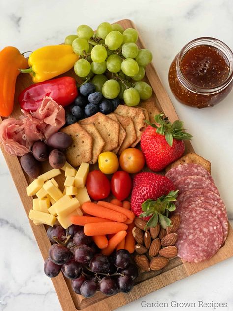 Easy Small Charcuterie Board Recipe Small Simple Charcuterie Board, Simple Charcuterie Board, Small Charcuterie Board, Simple Charcuterie, Cheese Board Easy, Small Cheese Boards, Small Charcuterie, Easy Picnic Food, Charcuterie Appetizers