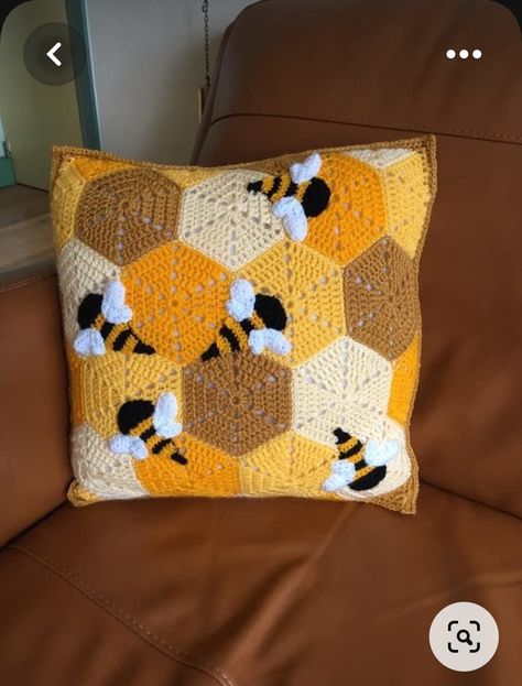 Crochet Bee Cushion, Crochet Bee Pillow, Bee Granny Square, Crochet Bee Blanket, Bee Blanket Crochet, Honeycomb Crochet, Crochet Cushion Covers, Bee Crochet Pattern, Art Au Crochet