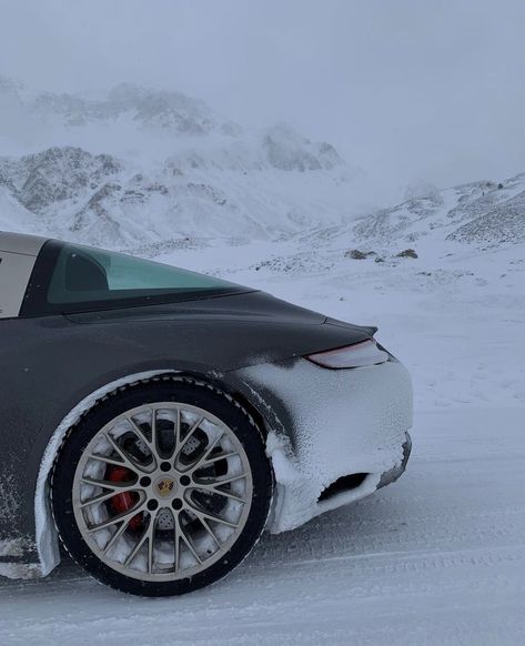 Don Perignon, Porsche Garage, Wallpaper Winter, Winter Car, Porsche Classic, Snow Trip, Porsche Macan, Ski Season, Classy Cars