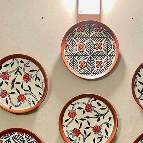 Lavanya Handmades✨ on Instagram: "Absolutely enjoyed painting these terracotta wall plates for my living room except the fact that it took me a lot of time - almost two weeks but it was therapeutic ! ✨ I started by planning the arrangement of the plates & arrangement of patterns. Paintings drawn here are Madhubani with a contemporary touch as it goes well with my living room( I’ve taken inspiration from behance ). Wall plates are from @thehandicraftian I’ve used acrylic paints & white primer to Wall Plates Design, Terracota Plates Painting, Terracota Plates Wall Decor, Terracota Plate Painting, Terracotta Plate Wall Art, Wall Plates Decor Diy Indian, Terracotta Plate Painting Ideas, Terracotta Design Ideas, Painted Plates Wall Decor