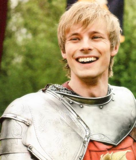 Bradley James <3 STAHP BEING SO GORGEOUS Prince Arthur, Merlin Colin Morgan, Merlin Cast, Roi Arthur, Merlin Fandom, Captive Prince, Merlin And Arthur, Arthur Pendragon, Bradley James