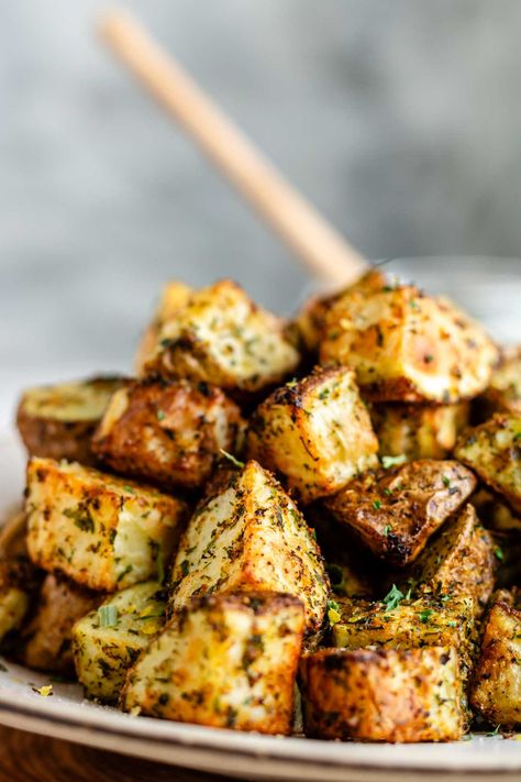 Satisfy your cravings with these delicious air fryer ranch potatoes! Made with russet potatoes, cubed and tossed in a homemade ranch seasoning mix, and cooked to perfection in the air fryer, these crispy potatoes are a flavorful addition to any meal. Whether you're serving them as a side dish or enjoying them as a snack, these air fryer ranch potatoes are sure to be a hit with your family and friends. Grilled Potato Recipes, Russet Potato Recipes, Garlic Parmesan Fries, Crispy Chicken Burgers, Smashed Potatoes Recipe, Homemade Ranch Seasoning, Potato Appetizers, Ranch Potatoes, Healthy Potatoes