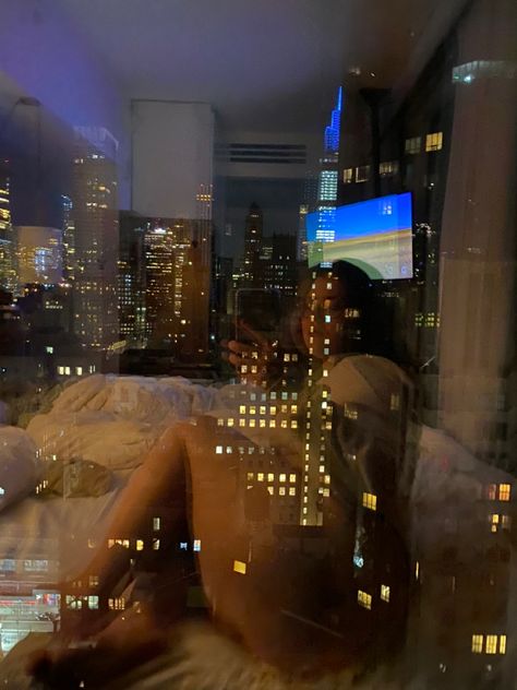 Hotel At Night, Hotel Date Night, Nyc Date Night, Hotel Pics, Aesthetic Bedroom City View Night, New York Aesthetic Apartments Night, Hotel Staycation, Nyc Lifestyle Aesthetic Night, Hotel Room City View Night