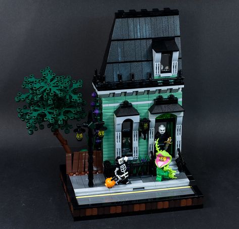 Trick or ARGHHHH!!!! (1 von 6) | Feanor-001 | Flickr Lego Haunted House, Halloween Diorama, Lego Organization, Lego Halloween, Lego Diy, Amazing Lego Creations, Lego Architecture, Halloween Haunted Houses, Lego Projects