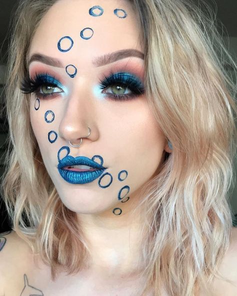 She is serving you a WHOLE ASS GRUNGEY OCTOPUS SUCTION CUP BRUISE LEWK HENNIEEE 🐙 Something very different for me! Let me know what you… Octopus Makeup Halloween, Lobster Makeup, Octopus Makeup, Theater Mom, Octopus Costume, Octopus Graphic, Theatre Makeup, Graphic Liner, Halloween Desserts