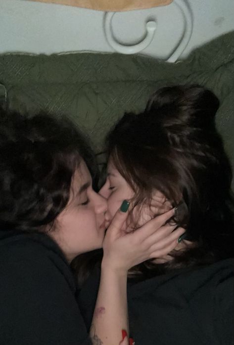 Wlw Sleeping, Wlw Kiss Tounge, Wlw Couples Spicy, Wlw Kiss Spicy, Wlw Kiss, Couple Sleeping, Want A Girlfriend, Forehead Kisses, Woman Loving Woman